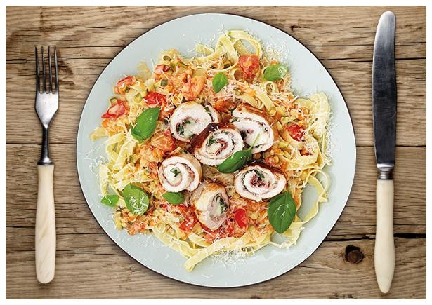 Italienische Putenbrust-Roulade gefüllt mit Mozzarella und Prosciutto