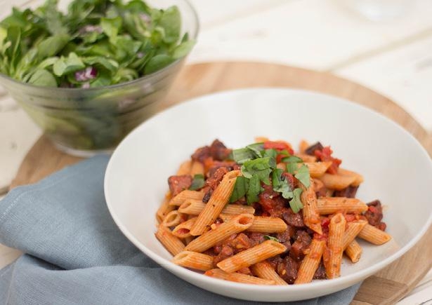 Penne salami, tomatensaus en frisse salade