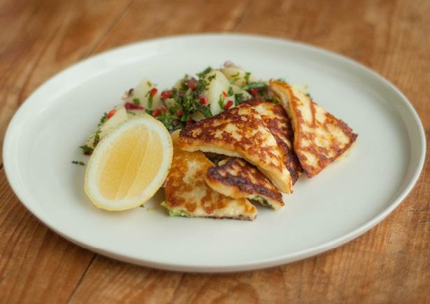 Halloumi met warme aardappelsalade