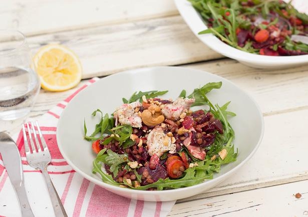 Kruidige linzensalade met bieten, kip en cashewnoten