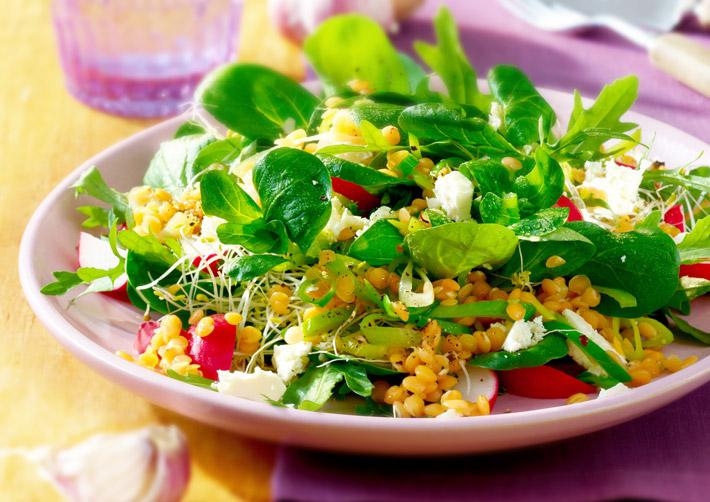 Salatteller mit Linsen und Feta