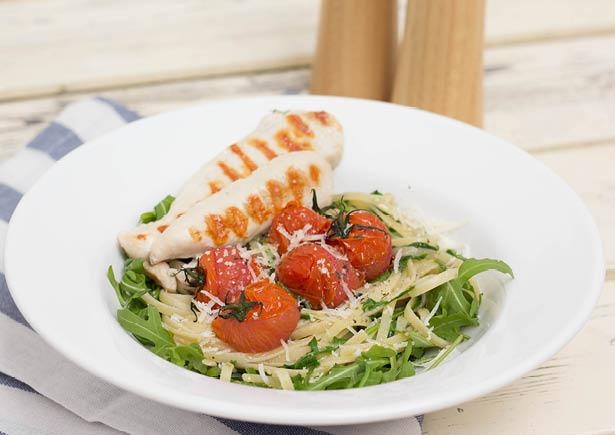 Linguine met cherrytomaten uit de oven en gegrilde kipfilet 