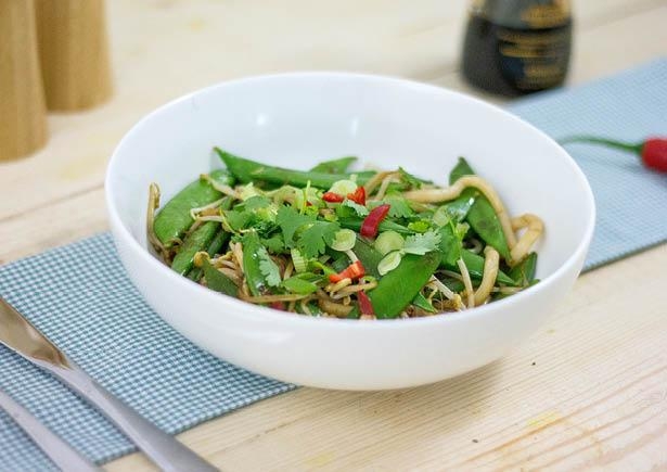 Oosterse noedelsalade met frisse dressing en gebakken heekfilet