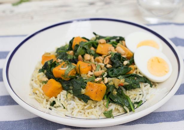 Spinazie-bataatcurry met knapperige pinda's