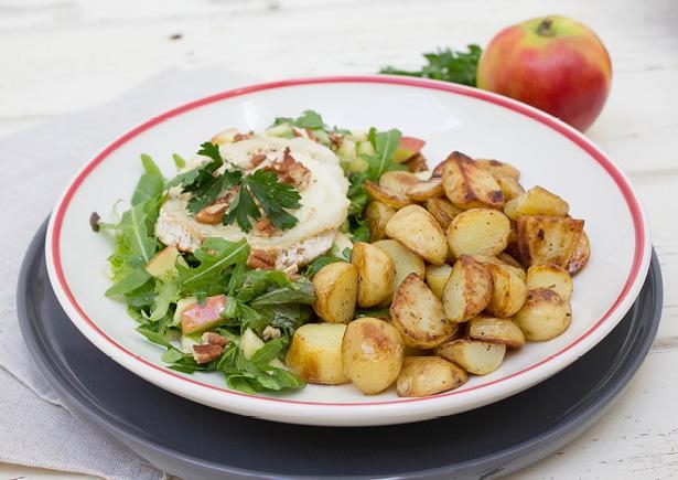 Frisse salade met warme geitenkaas, pecannoten en gebakken krieltjes