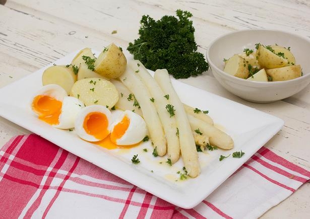Witte asperges met zacht gekookt ei