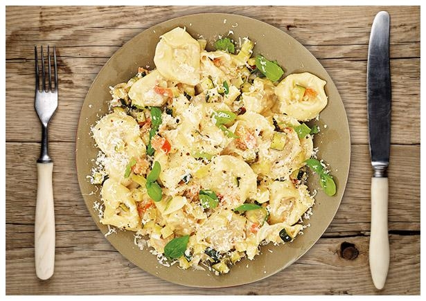 Käse-Tortellini in Sommer-Gemüse- Alfredo-Sauce