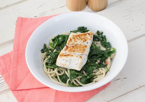 Heekfilet en spaghetti integrale met spinazie en oude kaas