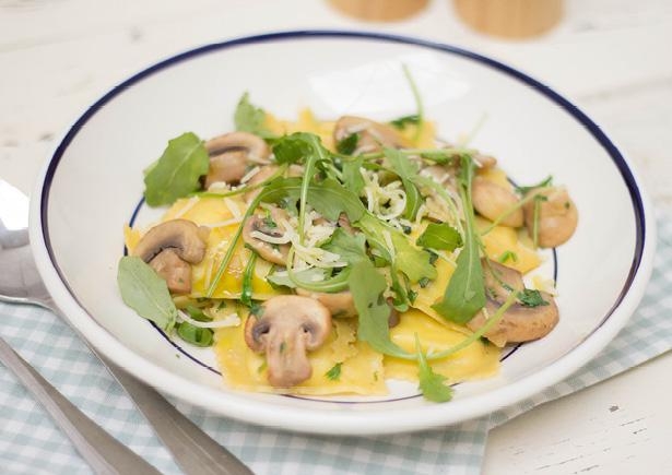 Truffelravioli met champignons, rucola en pecorino