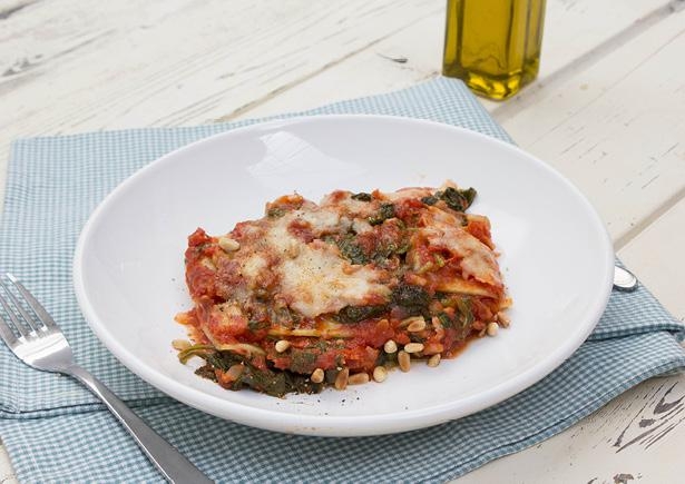 Spinazielasagne met provolone en pijnboompitten