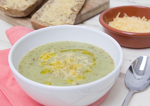 Aardappel-courgettesoep met oude kaas en volkoren ciabatta