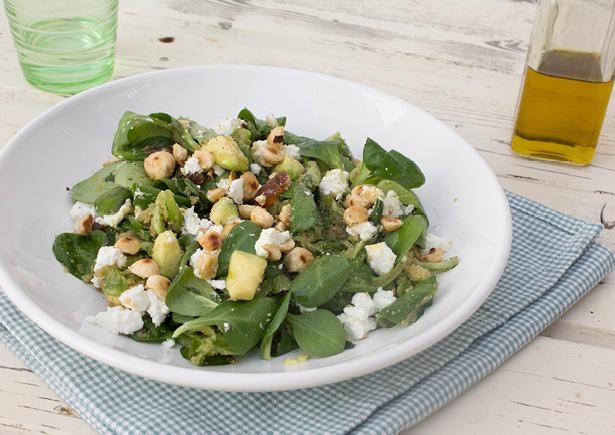 Amaranthsalade met geitenkaas, dadels en geroosterde hazelnoten