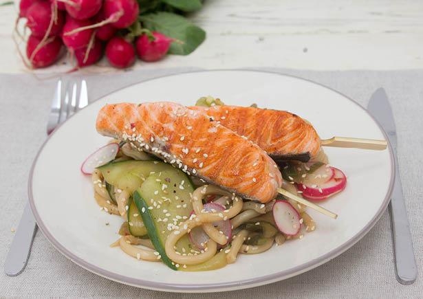 Udonnoedels met zomerse groenten en oosterse zalmspies 