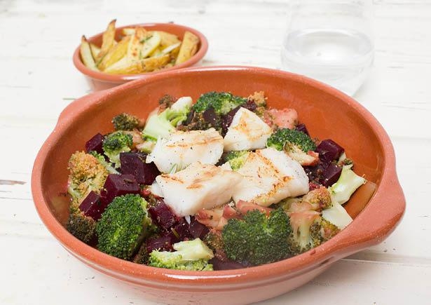 Gebakken kabeljauw met groenten en rozemarijnaardappelen