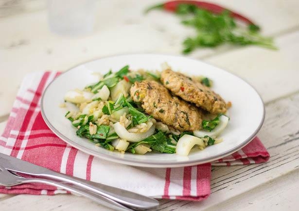 Oosterse kipburgers met paksoi en gebakken rijst