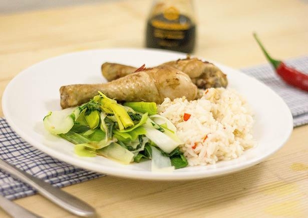 Gemarineerde kipdrumsticks met gemberrijst en oosterse prei en witlof