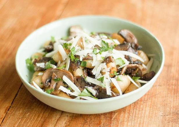 Gnocchi met kastanjechampignons, veldsla en Parmezaanse kaas