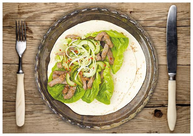 Koreanische Rinderfiletwraps mit eingelegten Gurken