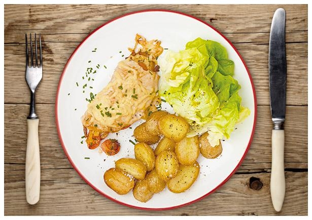 Mit Gouda, Bacon und Tomate gefüllte Hähnchenbrust