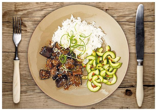 In Sojasoße und Sesam marinierte Aubergine