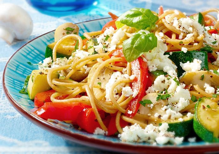 Gemüse-Spaghetti mit Feta   