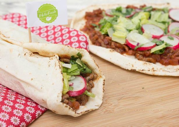 Turkse pizza met kruidig gehakt, platbood en frisse salade 