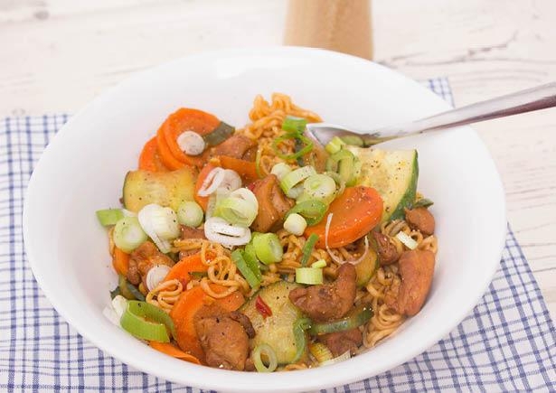 Oosterse kippendijfilet met groenten en noedels