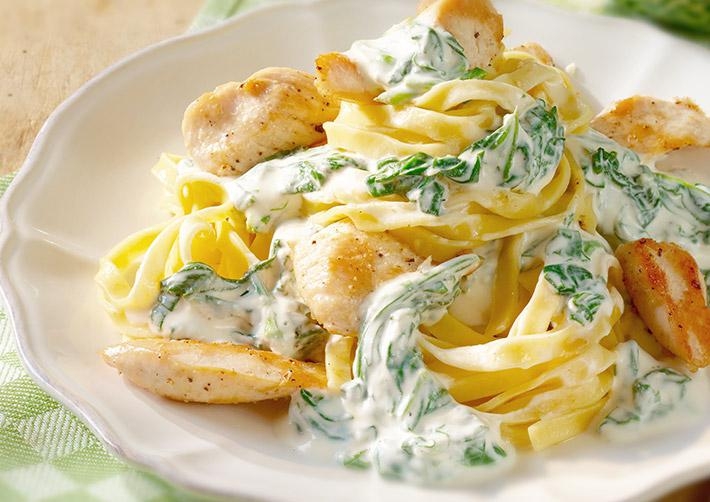 Hähnchenfilet mit Spinatnudeln