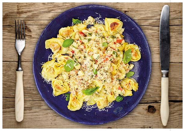 Kross gebratene Ricotta-Tortellini in Zucchini-Tomaten-Soße