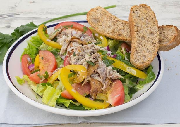 Salade van gestoomde makreel met knapperige bruschetta’s