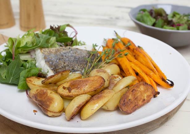 Heekfilet met geroosterde bospeen en gebakken tijm-krieltjes