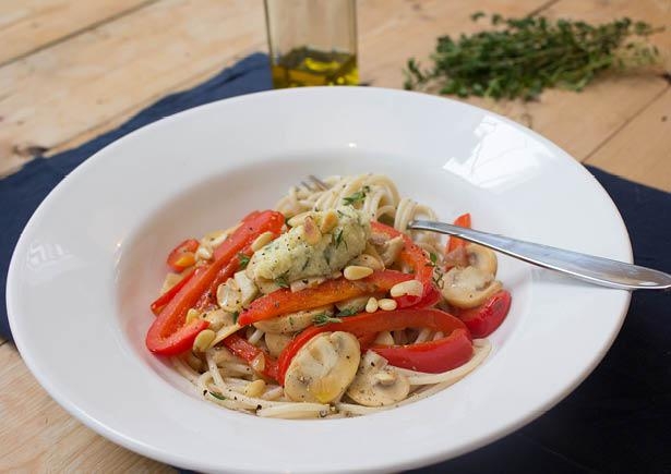Spaghetti integrale met rode paprika, champignons en romige tijmpesto