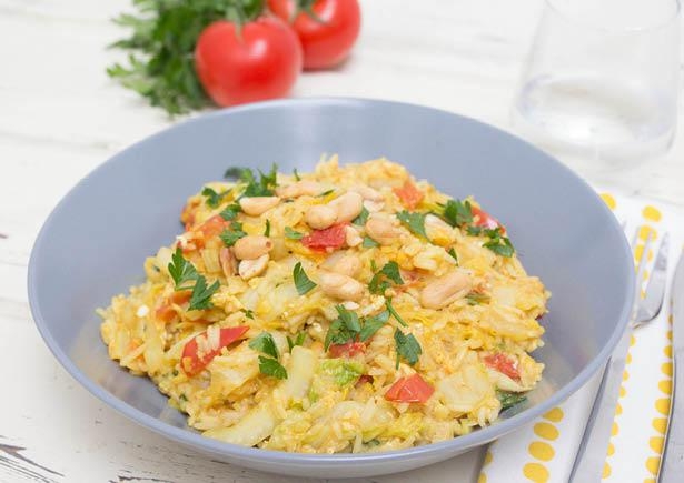 Gebakken rijst met ei, Chinese kool en knapperige pinda’s 