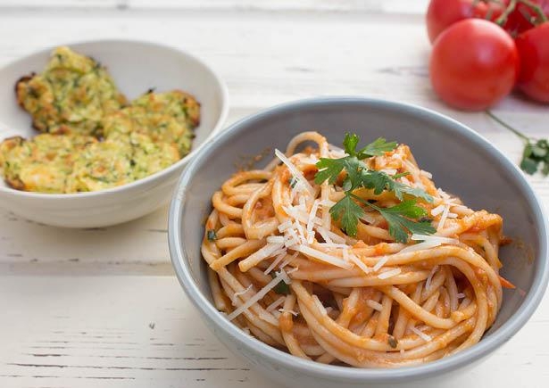 Mediterraanse pasta met courgettekoekjes