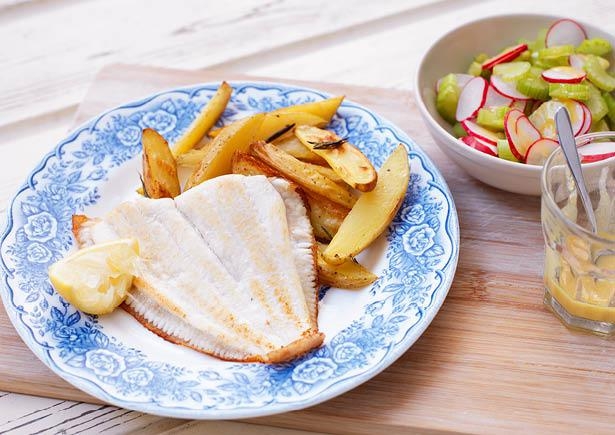 Gebakken scholfilet met rozemarijnaardappelen en frisse salade 