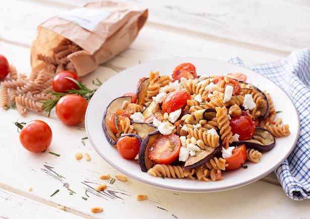 Fusilli met gegrilde aubergine en cherrytomaten, Griekse feta en pijnboompitten