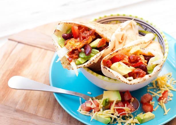 Platbrood gevuld met kipfilet, kidneybonen, avocado en oude kaas
