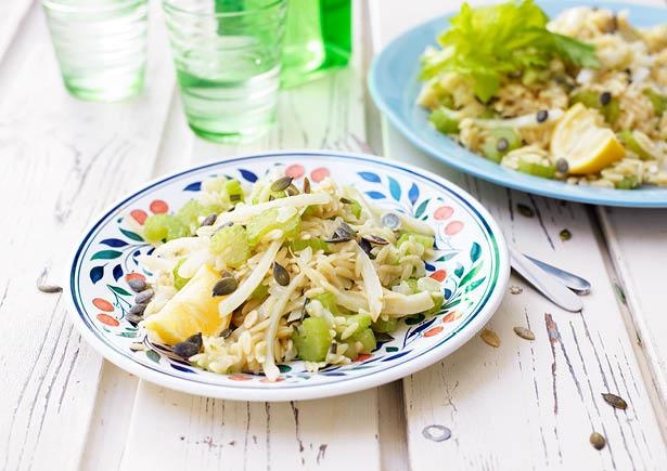 Risotto van orzo met venkel, bleekselderij en pompoenpitten