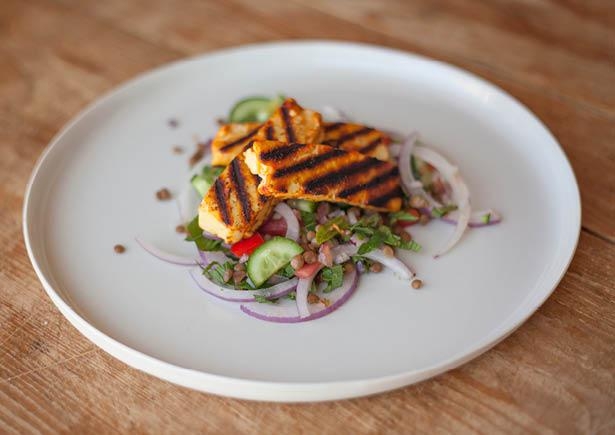 Linzensalade met gebakken haloumi