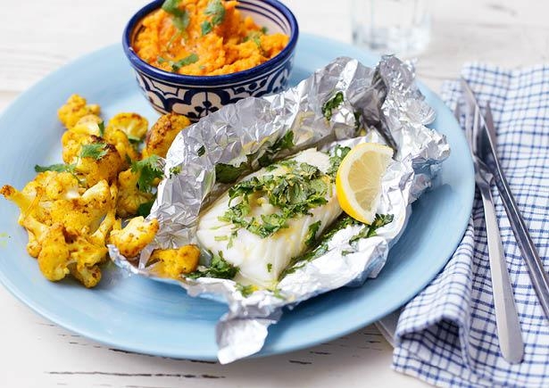 Vispakketje met zoete aardappelpuree en kruidige bloemkool