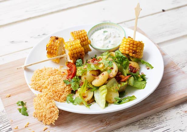 Krieltjessalade met semi-gedroogde tomaten, kaaskoekjes en een maïskolf 