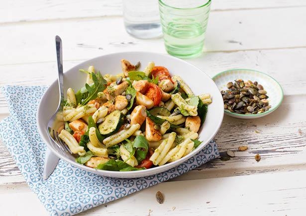 Lauwwarme pastasalade van casarecce met groene pesto en gebakken kip 