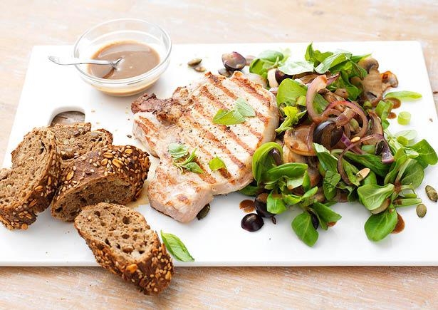 Gegrilde kotelet met frisse salade en knapperige meerzaden broodje