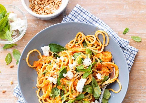 Spaghetti integrale met verse tomaten, basilicum en zachte geitenkaas