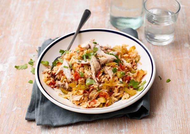 Rijstschotel met gestoomde makreel