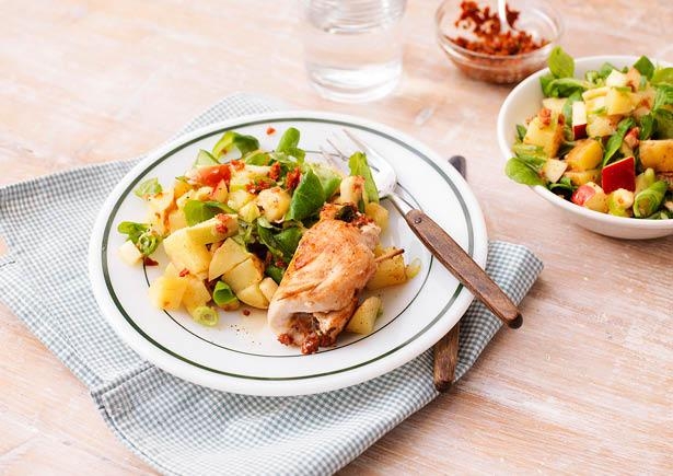 Gevulde kipfiletrolletjes en Hollandse aardappelsalade met appel en gedroogde tomaten
