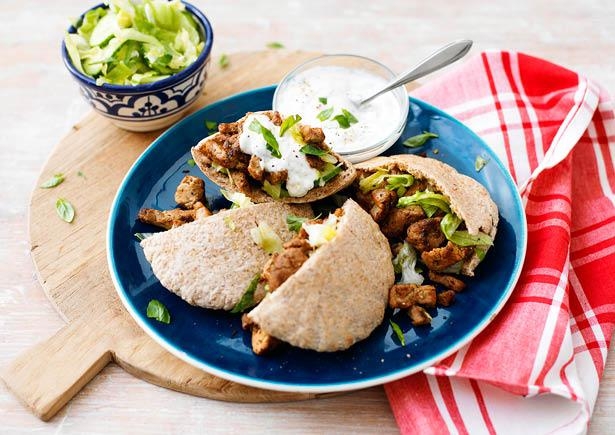 Broodje gyros met groene salade en Griekse yoghurtsaus