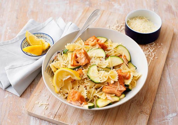 Farfalle met warm gerookte Schotse zalm en Parmezaanse kaas