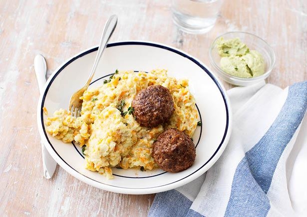 Hutspot met gehaktballen en koriander-limoen hoemoes