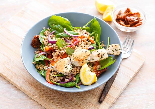Volkoren bulgur met gegrilde paprika, spinazie en kruidige kipspies